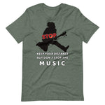 Keep Distance but don't stop the MUSIC, Short-Sleeve Unisex T-Shirt - Scattando Verkleedhuis