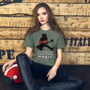 Keep Distance but don't stop the MUSIC, Short-Sleeve Unisex T-Shirt - Scattando Verkleedhuis